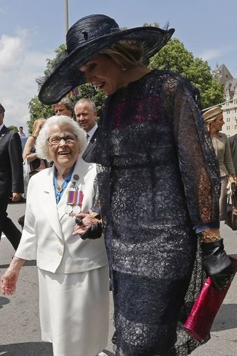 La reine Maxima des Pays-Bas, avec une vétérane de la Seconde Guerre mondiale à Ottawa, le 27 mai 2015