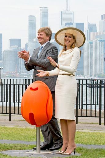 La reine Maxima et le roi Willem-Alexander dévoilent les tulpi-chairs à Toronto, le 29 mai 2015