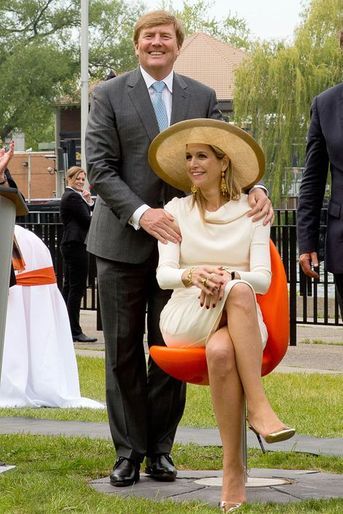 La reine Maxima et le roi Willem-Alexander testent les tulpi-chairs à Toronto, le 29 mai 2015