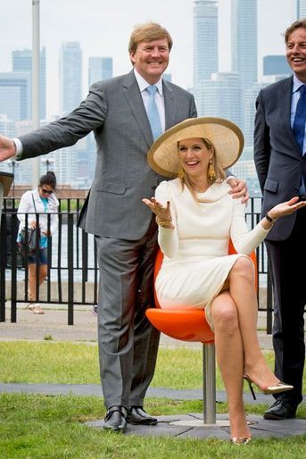 La reine Maxima et le roi Willem-Alexander testent les tulpi-chairs à Toronto, le 29 mai 2015