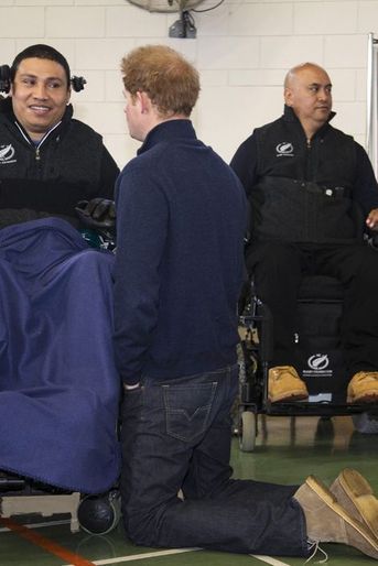 Le prince Harry dans l’Unité de réadaptation de la colonne vertébrale à Auckland, le 15 mai 2015