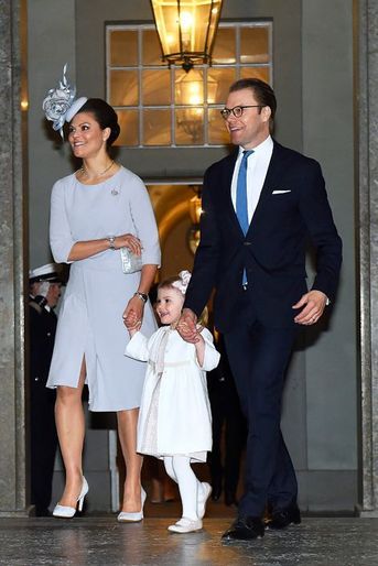 Les princesses Victoria et Estelle avec le prince consort Daniel au Palais royal à Stockholm, le 17 mai 2015