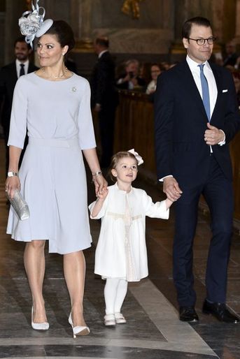 Les princesses Victoria et Estelle avec le prince consort Daniel dans la Chapelle royale de Stockholm, le 17 mai 2015