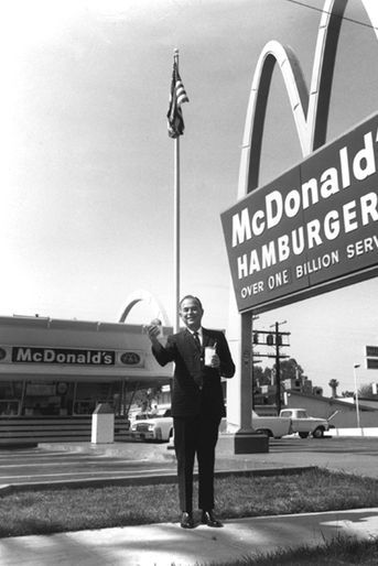 Ray Kroc devant son premier restaurant.