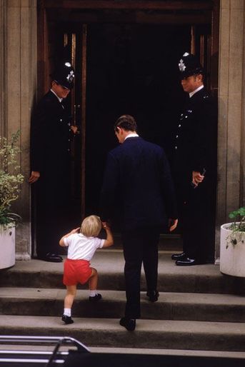 Il y a 30 ans, William rencontrait Harry - Baby George à la découverte de sa petite soeur