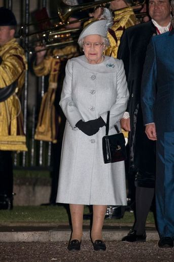 La reine Elizabeth II allume la première balise à Windsor, le 8 mai 2015