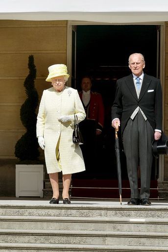 La reine Elizabeth II et le prince Philip lors de la garden-party de Buckingham Palace à Londres, le 12 mai 2015