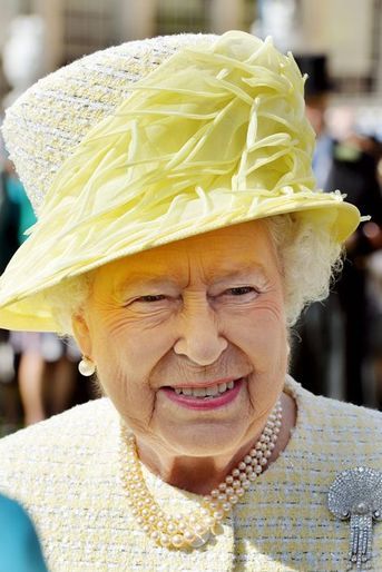 La reine Elizabeth II lors de la garden-party de Buckingham Palace à Londres, le 12 mai 2015