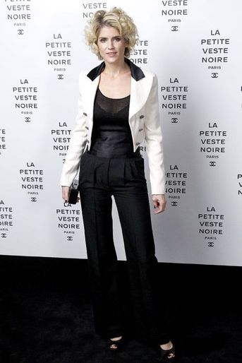 En noir et blanc pour l'exposition "La petite veste noire" organisée par Chanel ou Grand Palais à Paris, le 8 novembre 2012