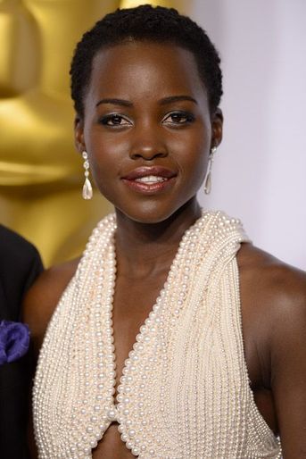 L'actrice Lupita Nyong'o ultra féminine avec ses cheveux courts