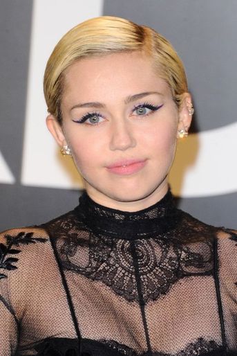La chanteuse Miley Cyrus change d'image en coupant ses cheveux