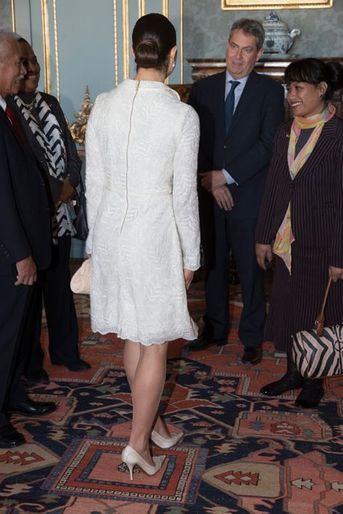 La princesse Victoria de Suède avec la délégation des Kiribati, à Stockholm, le 9 mars 2015