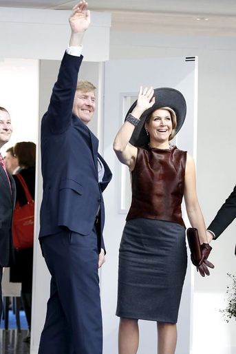 La reine Maxima et le roi Willem-Alexander des Pays-Bas visitent une entreprise de technologie médicale à Lübeck, le 19 mars 2015
