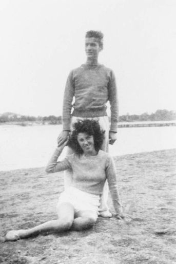 Louis DE FUNES et son épouse Jeanne posant sur les bords de Loire.