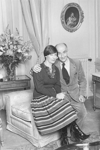 Louis DE FUNES et son épouse Jeanne assis sur un fauteuil dans un salon à SAINT-TROPEZ.