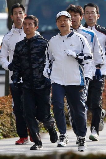 Le prince Naruhito du Japon fait son jogging dans Tokyo, le 25 février 2015