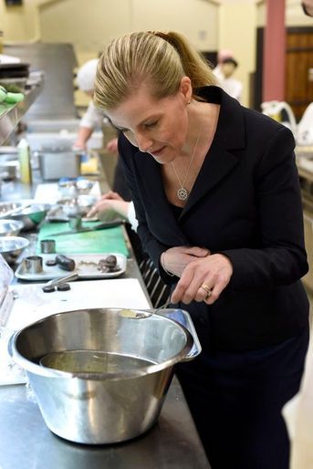 Sophie de Wessex dans les cuisines de Buckingham palace à Londres, le 18 mars 2015