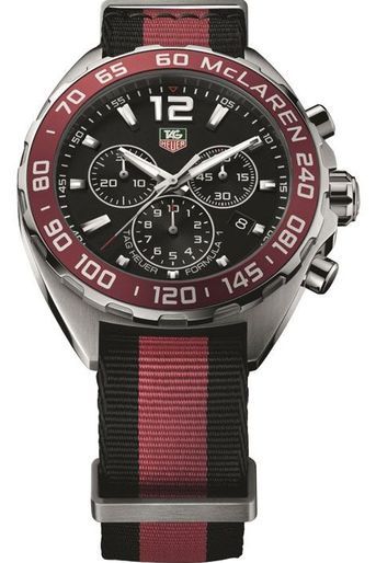 Le rouge, symbolisant la passion et la vitesse, est utilisé pour cette montre célébrant les 30 ans de partenariat entre McLaren et TAG Heuer, considéré comme un des plus anciens dans l’industrie horlogère. Formula 1 McLaren en acier, 42 mm de diamètre, mouvement chronographe à quartz, bracelet en toile de type Nato.