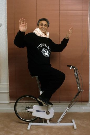 En France, à Paris, en février 1987, Roger HANIN, acteur, chez lui, faisant du vélo d'appartement.