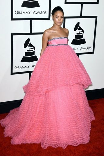 La chanteuse Rihanna en Giambattista Valli lors de la cérémonie des Grammy Awards à Los Angeles, le 8 février 2015