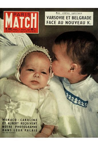 La princesse Caroline de Monaco, embrassée par son frère, le prince Albert pour la couverture du numéro 482, le 5 juillet 1958
