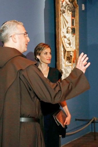 La reine Letizia et le roi Felipe VI d’Espagne inaugurent l’exposition sur sainte Thérèse d’Avila à Madrid, le 11 mars 2015