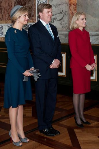 La reine Maxima portait un ensemble bleu sous son manteau gris