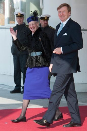 Le roi Willem-Alexander avec la reine Margrethe II de Danemark à l&#039;aéroport de Copenhague, le 17 mars 2015
