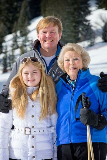 Le roi Willem-Alexander avec sa mère l&#039;ex-reine Beatrix et sa fille aînée la princesse Catharina-Amalia à Lech, le 23 février 2015