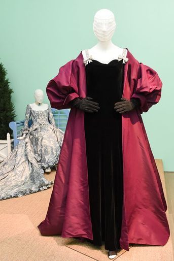 Robe prêtée par une cliente anonyme, cape offerte par Patrica Altschul