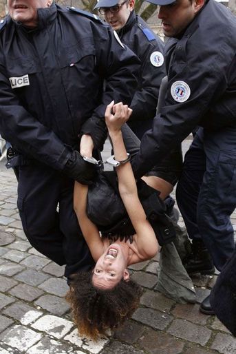 DSK accueilli par les Femen à son procès - "Macs ou clients, déclarés coupables"
