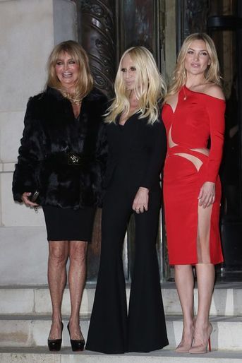 Goldie Hawn et sa fille Kate Hudson escortées par Donatella Versace en personne