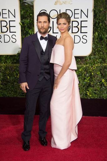 La femme de Matthew McConaughey, Camila Alves, en Monique Lhuillier aux Golden Globes, le 11 janvier 2015