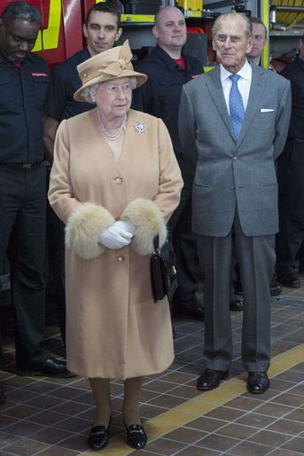 La reine Elizabeth II, avec le prince Philip,  inaugure la caserne de pompiers à King&#039;s Lynn, le 2 février 2015