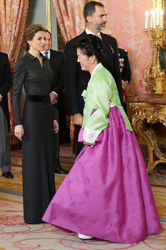 Le roi Felipe VI et la reine Letizia d’Espagne reçoivent le corps diplomatique à Madrid, le 21 janvier 2015