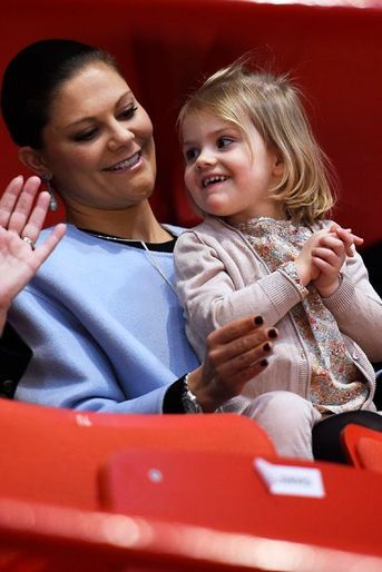 Les princesses Estelle et Victoria de Suède au Ericsson Globe Arena à Stockholm, le 28 janvier 2015