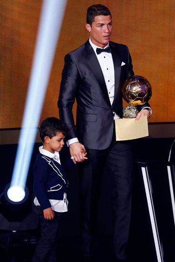 Ronaldo accompagné de son fils lors du Ballon d'Or 2013
