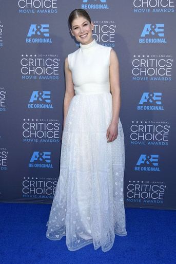 Rosamund Pik en Valentino Couture lors de la cérémonie des Critics Choice Movie Awards à Los Angeles, le 15 janvier 2015