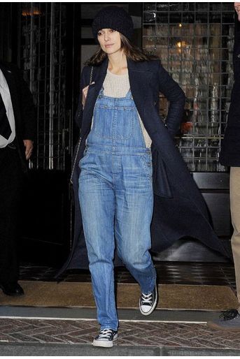 Salopette également pour l'actrice britannique Keira Knightley à New York, le 19 novembre 2014
