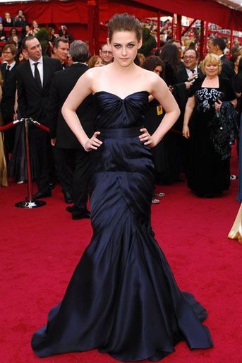 Très classique en robe sirène satinée pour la cérémonie des Oscars, le 7 mars 2010 à Los Angeles