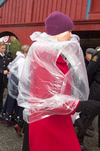 Curieuse tenue de pluie pour Mette-Marit de Norvège, à  Moskenes, le 10 septembre 2014