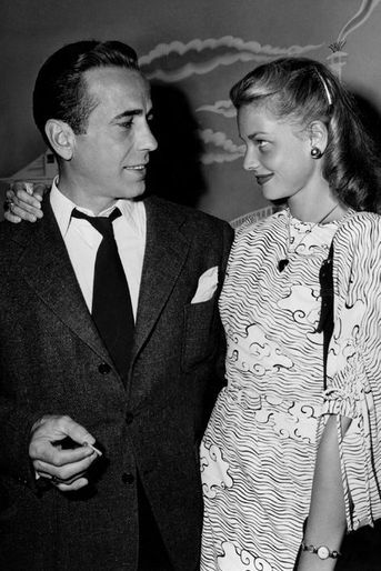 Le réalisateur Howard Hawkes impose à Humphrey Bogart la très jeune Lauren Bacall comme partenaire pour son film "Le Port de l'angoisse" en 1944, après l'avoir repérée en couverture de "Harper's Bazaar". D'abord réfractaire à l'idée de donner la réplique à une inconnue de 19 ans, l'acteur tombe finalement sous son charme. Malgré leurs 26 ans d'écart, ils se marient au printemps 1945 et resteront ensemble jusqu'au décès de l'acteur, en 1957.
