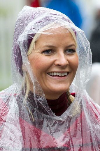 Il pleut, Mette-Marit de Norvège a la solution, à  Moskenes, le 10 septembre 2014