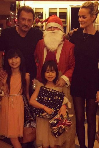 Johnny et Laeticia Hallyday et leurs filles Jade et Joy à Gstaad, le 24 décembre 2014