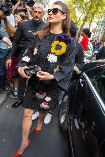 L'ancien top-modèle, Linda Evangelista en Dolce & Gabbana, pour le défilé de la marque à Milan, le 21 septembre 2014