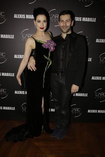 La pin-up Dita Von Teese avec le créateur français Alexis Mabille pour les 10 ans de sa griffe, à Paris, le 26 janvier 2015