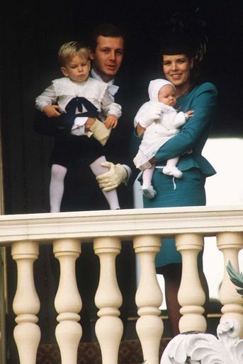 La princesse Caroline avec son deuxème mari Stéphano Casiraghi, leur fils Andrea et leur fille Charlotte à Monaco, le 19 novembre 1986