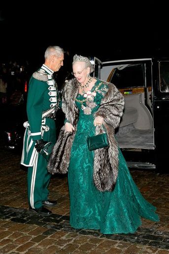 La reine Margrethe II de Danemark arrive au dîner de gala du Nouvel An à Copenhague, le 1er janvier 2015