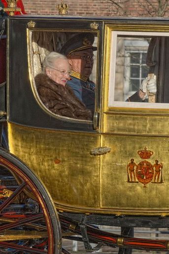La reine Margrethe II de Danemark dans son carrosse en or, avec le prince Henrik, à Copenhague le 7 janvier 2015