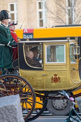 La reine Margrethe II de Danemark dans son carrosse en or, avec le prince Henrik, à Copenhague le 7 janvier 2015